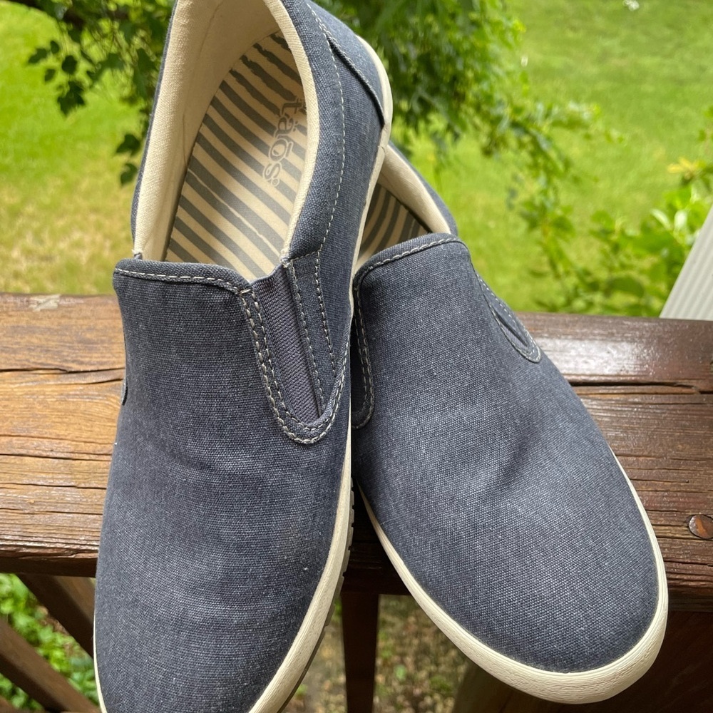 Taos Women Size 10 Blue Canvas Slip Ons